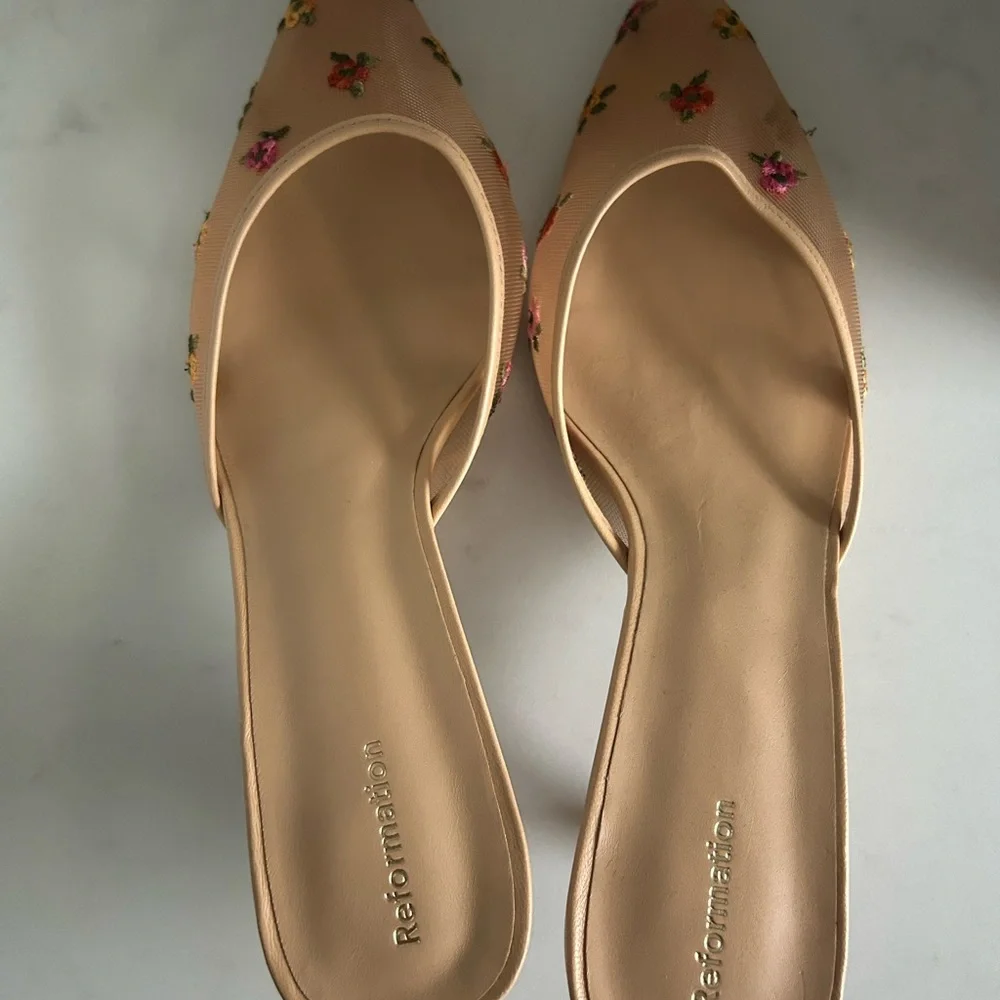 Reformation Wilda Floral Pointed Toe Kitten Mule - Picture 4 of 4